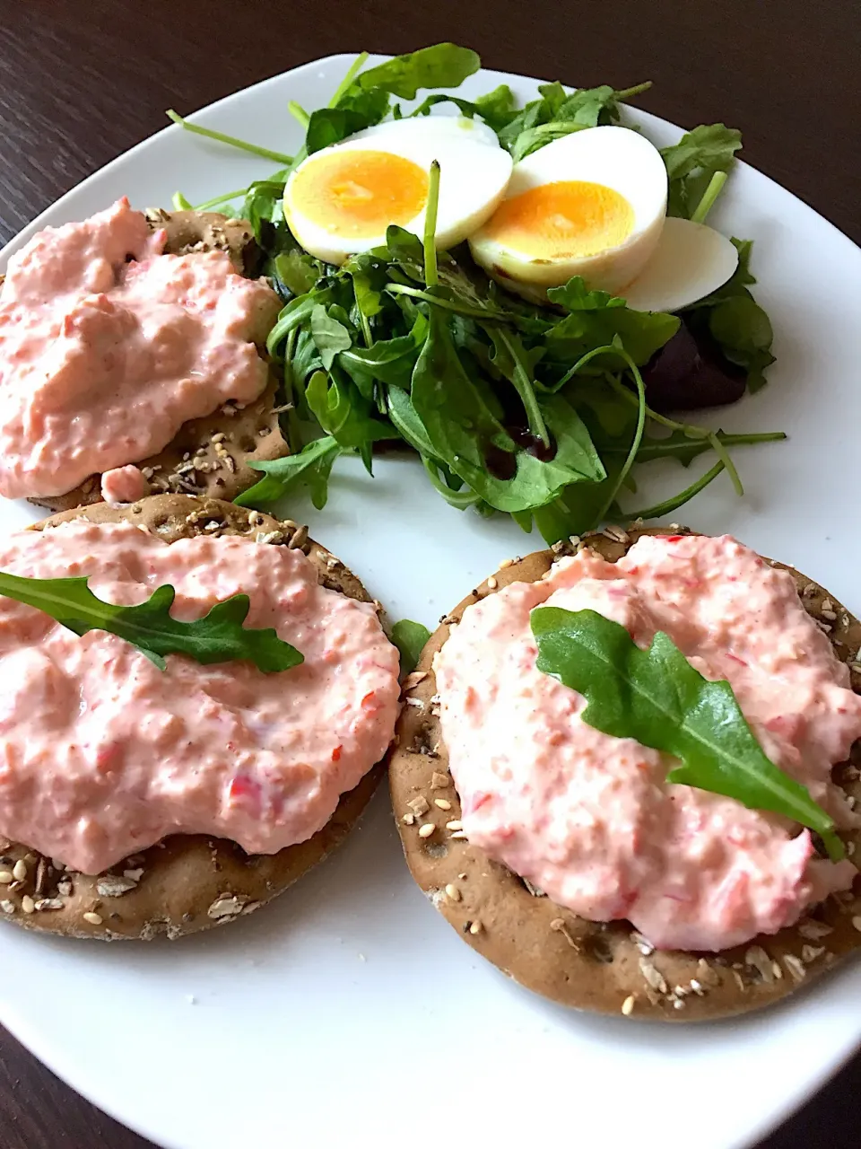 Budapešťská pomazánka na křupavém chlebíku se salátovými listy zakápnutými dýňovým olejem #budapest #cheese #onion  #pepper #salad #paprika #tvaroh #cibule|LucieFoodさん