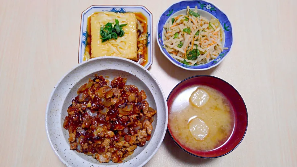 １２月１４日　挽き肉のあんかけ丼　大根のごまサラダ　厚揚げチーズ　お味噌汁|いもこ。さん