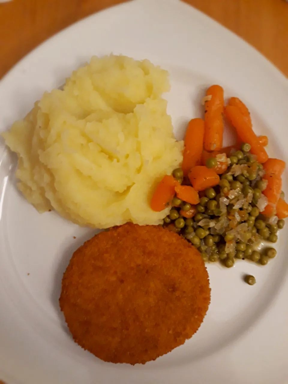 Vegan fish burger filet with mashed potatoes and carrots with peas #homemade 🍽🌿🐟|Em’sKitchen🍝さん