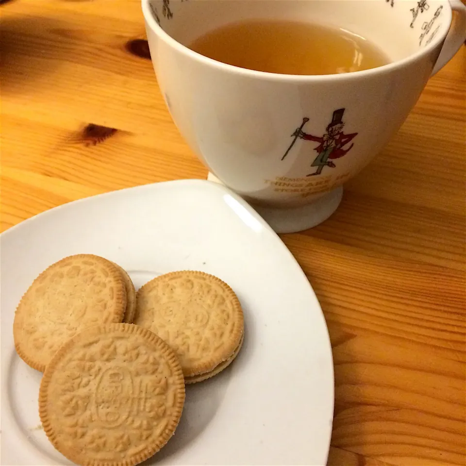 Tea and golden oreos ☕️🌠|MissYumYumさん