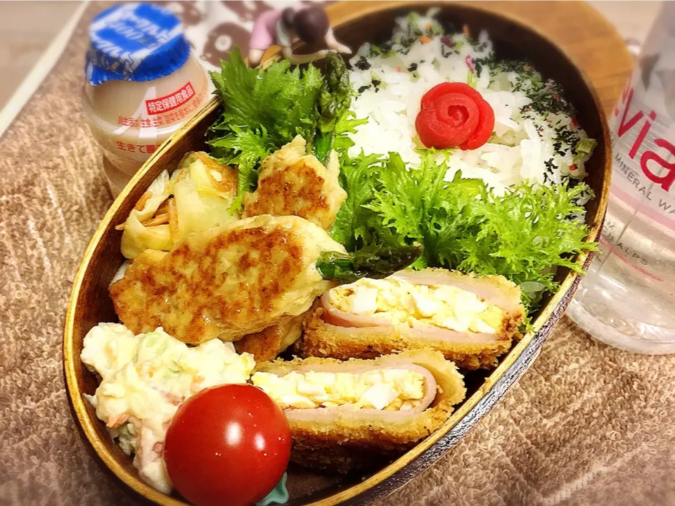 アスパラの鶏つくね焼き&ハム玉フライ&花エビ🦐とキャベツの中華炒め&マカロニポテトサラダ&薔薇🌹小梅&わさび菜&プチトマト🍅のダーリンお弁当♪

 #弁当  #フチ子 #今日からダーリンのみのお弁当🍱|桃実さん