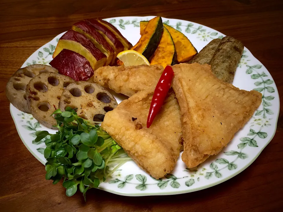 カスベ唐揚げと野菜揚げ🐟💐|ぱぴこ家さん