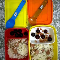 Snapdishの料理写真:Nasi goreng hotdog dan buah anggur, kismis.|Norol Aini Ahmadさん