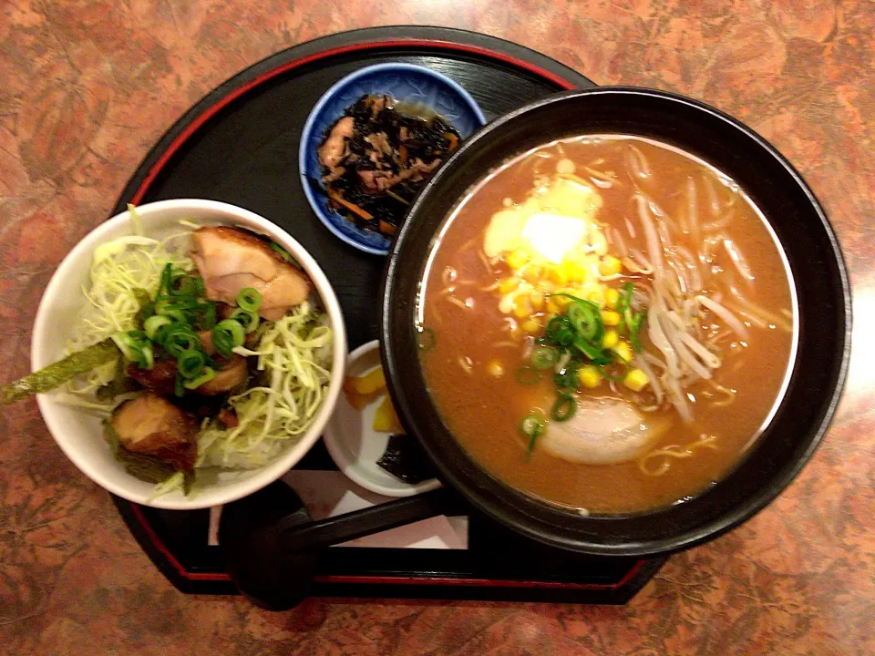 おすすめ定食(とり丼とみそラーメン)|ばーさんさん