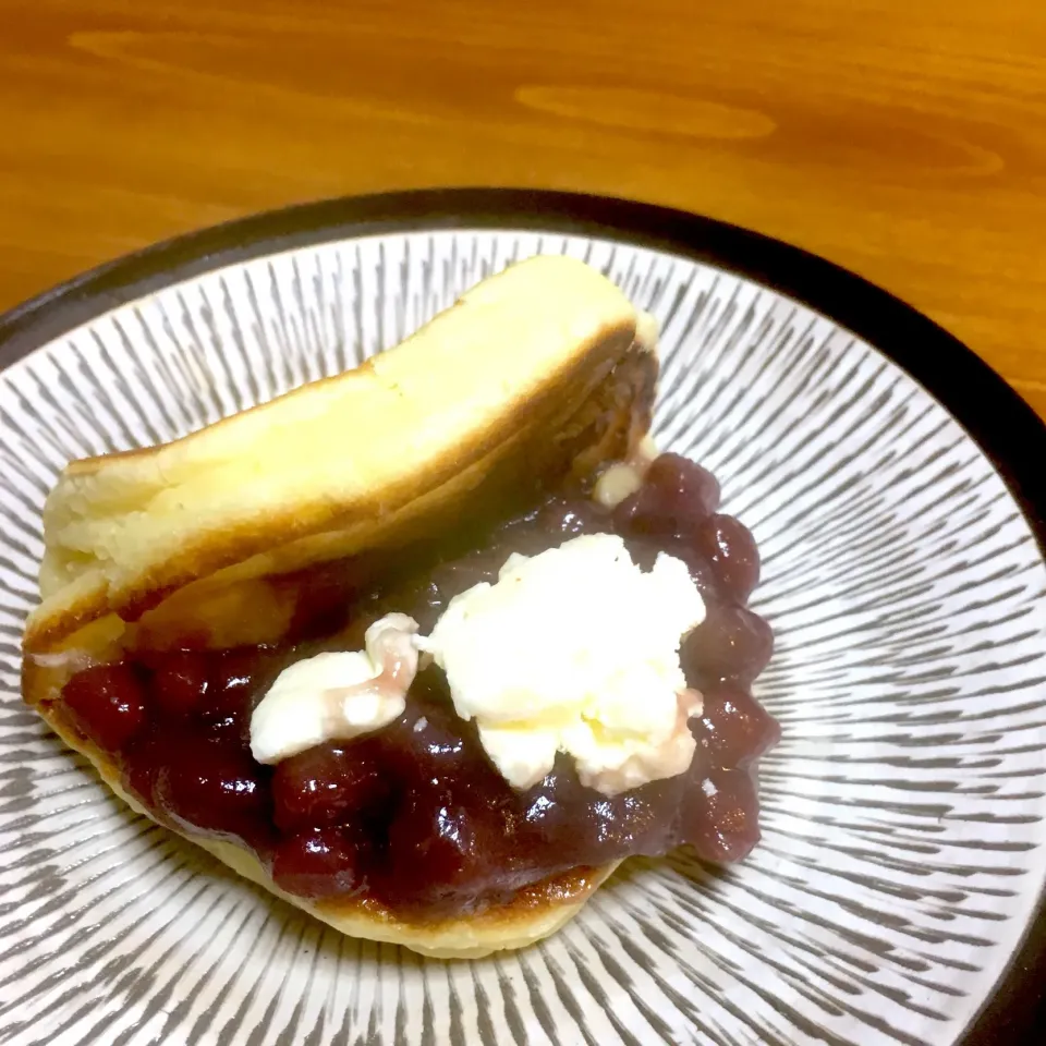 お餅でふわっふわパンケーキの餡子バターサンド😋|りよさん