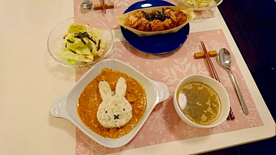 Snapdishの料理写真:今日の夕食 無印のフィッシュカレー、キャベツサラダ、わかめスープ、銀だこのもちチーズ明太|pinknari🐰🌈さん