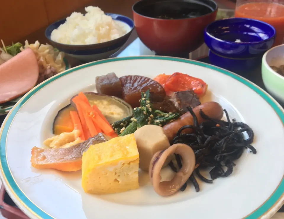 朝ごはん😄☀️
野菜が美味しい！サラダに煮物に温野菜🥗
#朝食バイキング #野菜たっぷり|ぽんたさん