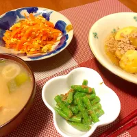 Snapdishの料理写真:じゃがいものそぼろ煮
にんじんしりしり
いんげんの胡麻酢和え
お味噌汁|あんなさん