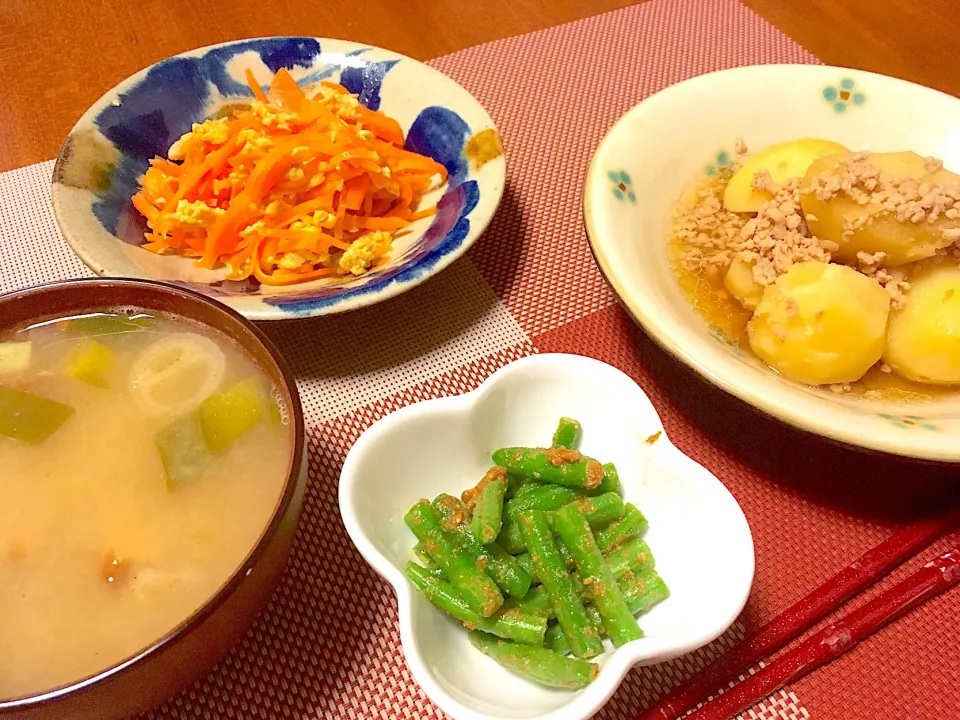 じゃがいものそぼろ煮
にんじんしりしり
いんげんの胡麻酢和え
お味噌汁|あんなさん