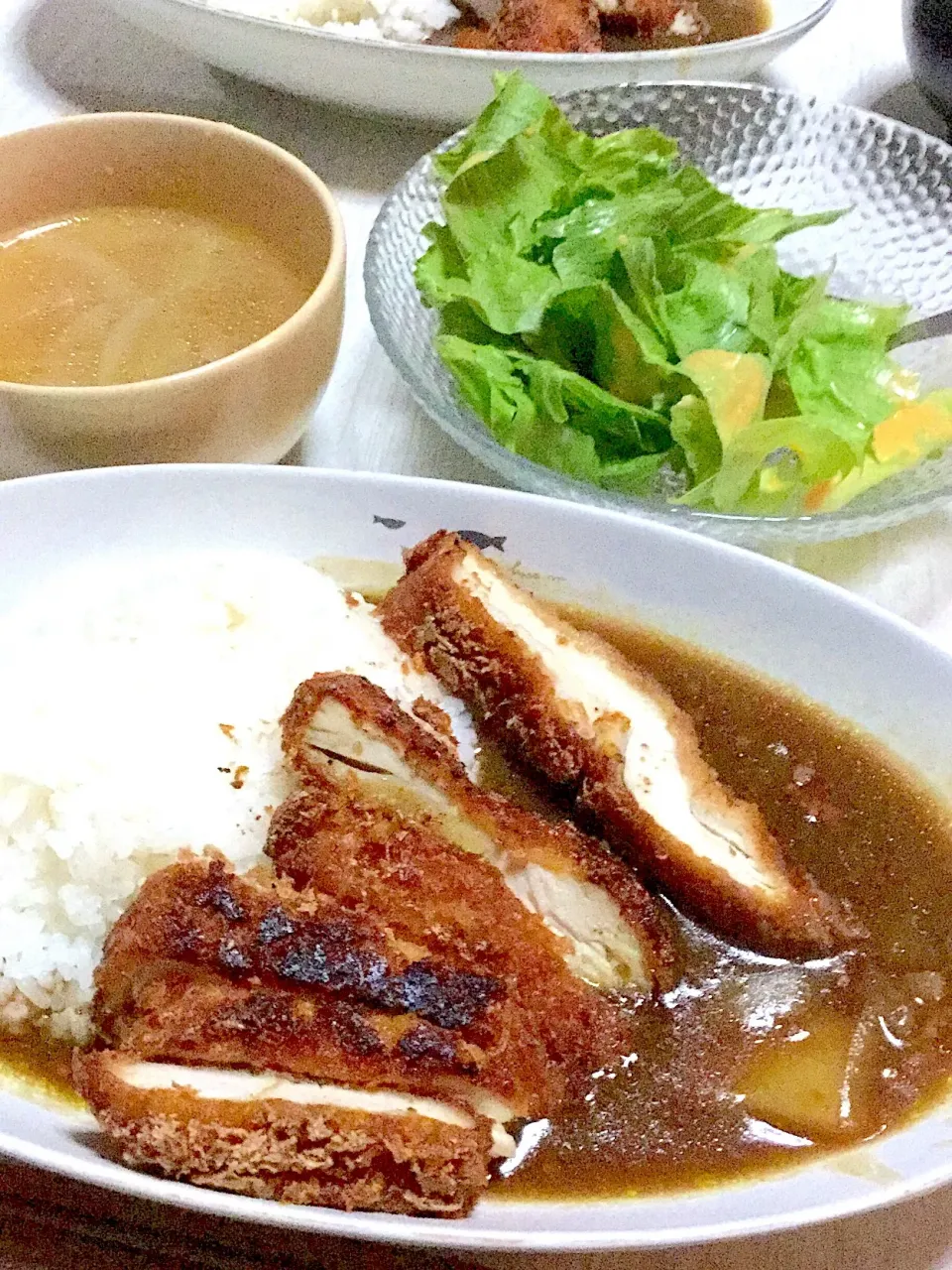 焼きチキンカツカレー、グリーンサラダ、オニオンコンソメスープ|Ayaさん