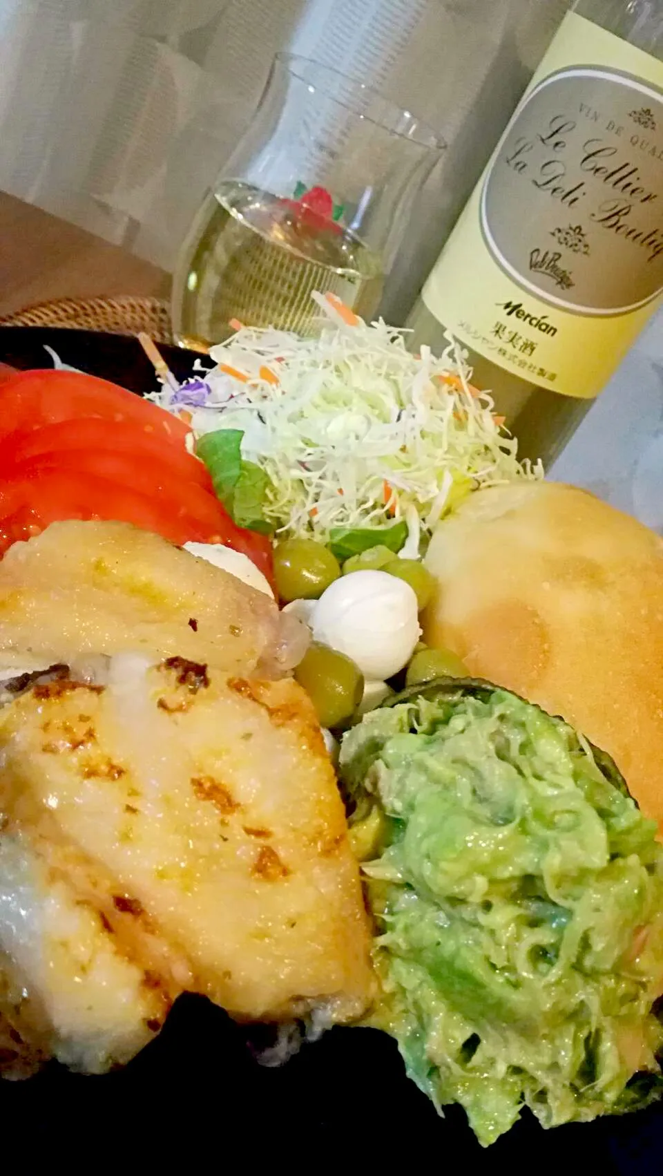 Snapdishの料理写真:お疲れ様です😋🍷✨🎶
簡単アテでOK storeのワインで乾杯💕
☆ツナアボカド
☆ブラウニーの夕食パン
☆OK storeのミックスサラダ(半額だった)
☆トマト
☆オリーブとモッツァレラ
☆手羽先焼き
進みます💕🍷✨|アイさん