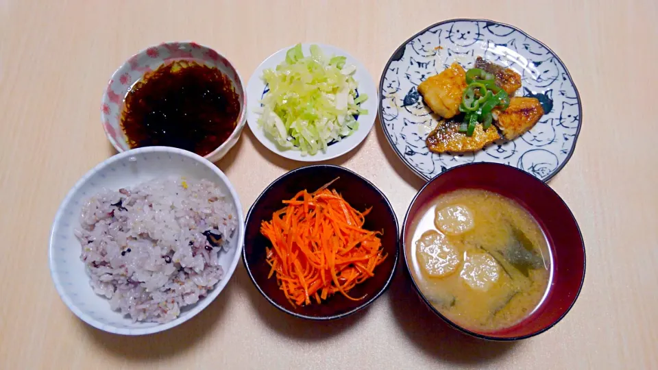 １２月１５日　鯵の蒲焼き　もずく　にんじんの和風サラダ　コールスロー　お味噌汁|いもこ。さん