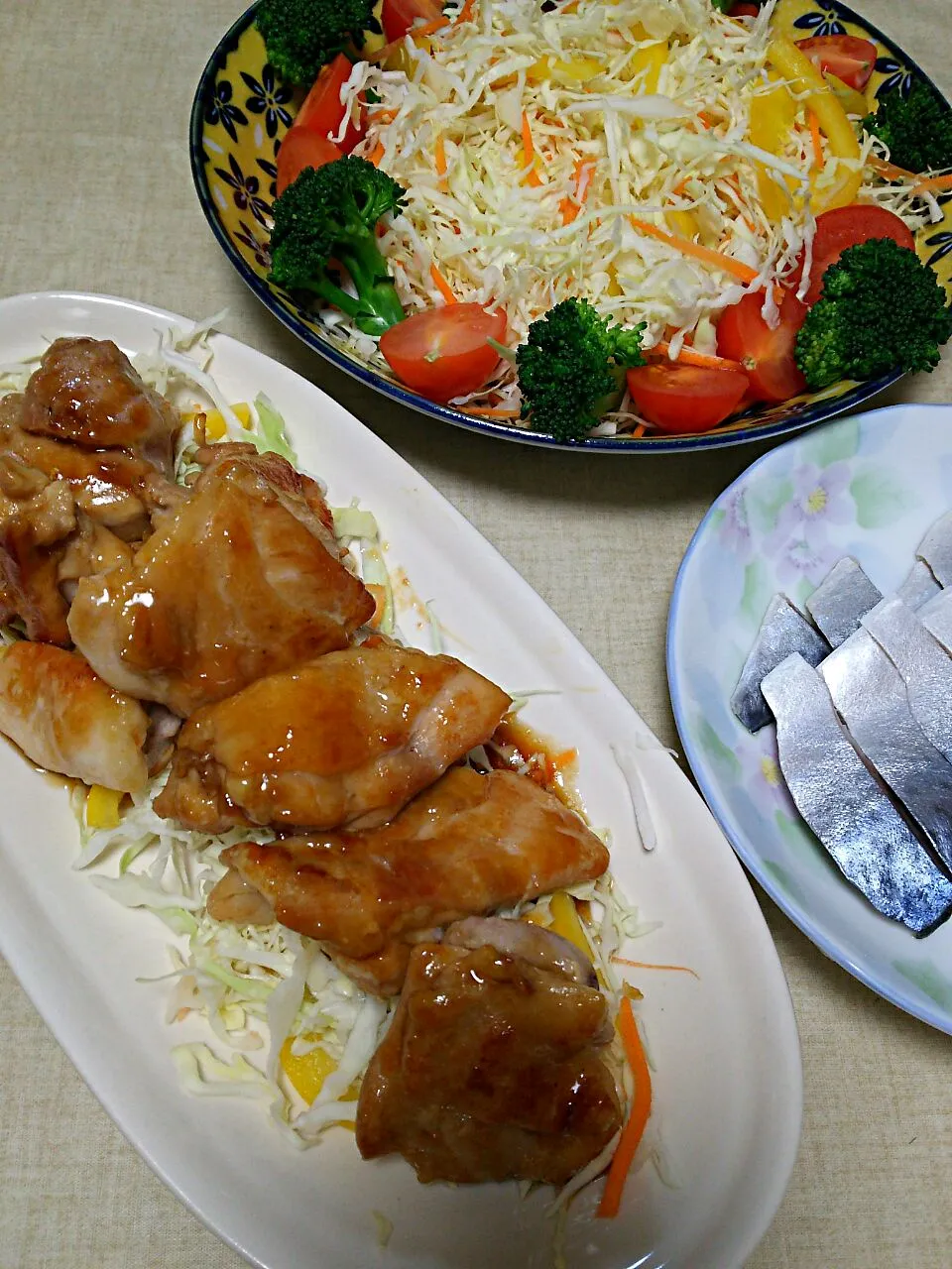 Snapdishの料理写真:⭐今日の晩ご飯⭐  鶏の照焼き  サラダ  しめさば  コロッケ  お味噌|hamamaさん