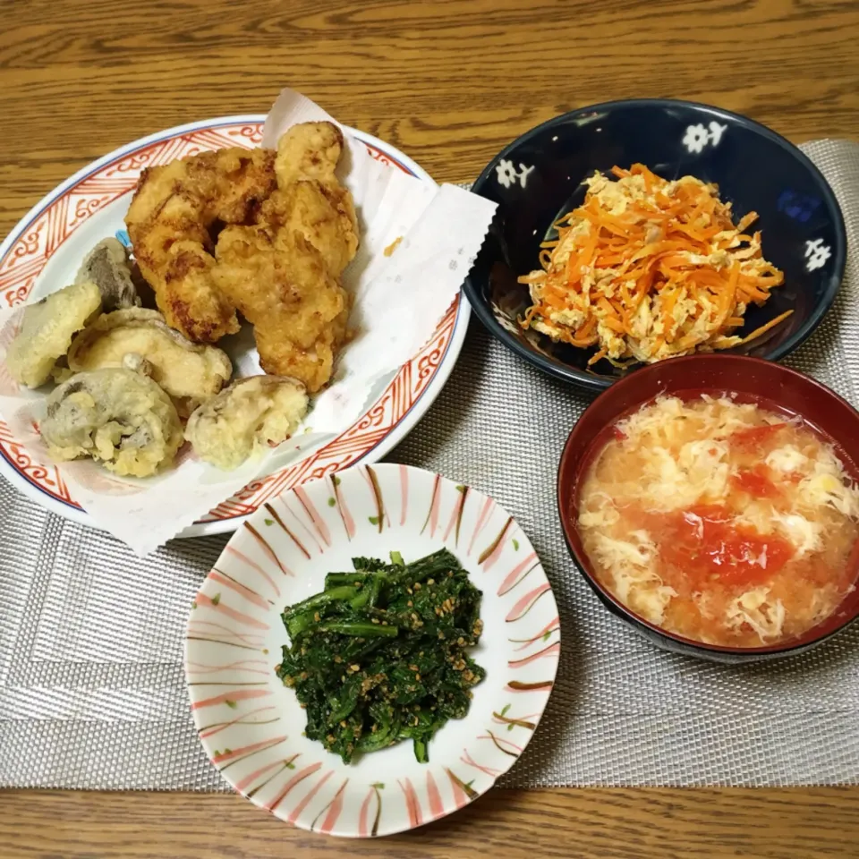 Snapdishの料理写真:とり天と椎茸天・にんじんしりしり・トマトと鶏むねのスープ・春菊の胡麻和え|美也子さん