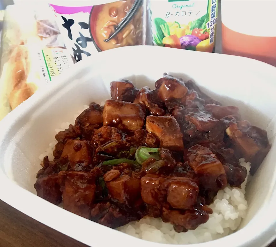 昼ごはん😄☀️
旨辛！四川風黒麻婆丼🌶
なめこの味噌汁|ぽんたさん