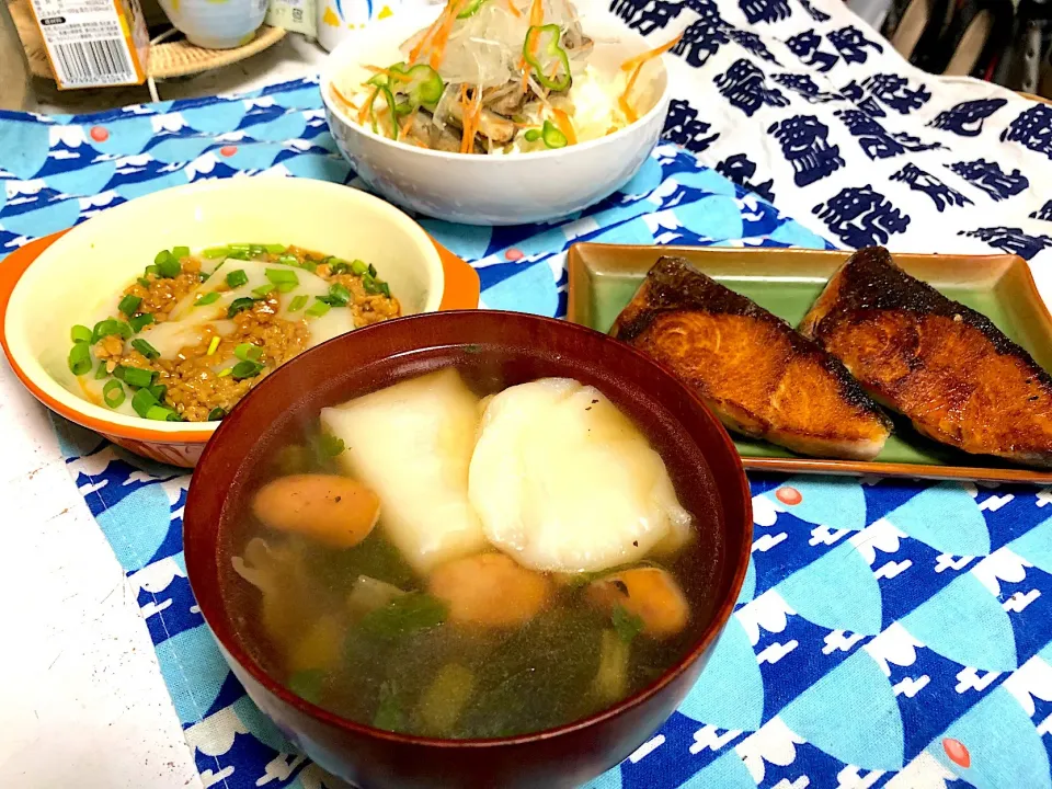 お正月にお餅が食べ足りなかった夫に…洋風お雑煮  ブリゆず塩焼き  納豆餅  スモークオイルサーディンのサラダ|石川洋子さん