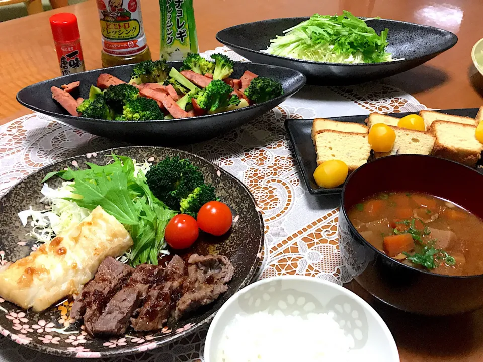 Snapdishの料理写真:2018.1.16日の夕飯🎵
豚汁、ブロッコリーと焼き豚のバター醤油ソテー、カレイのムニエル、ステーキ❤️|makoさん