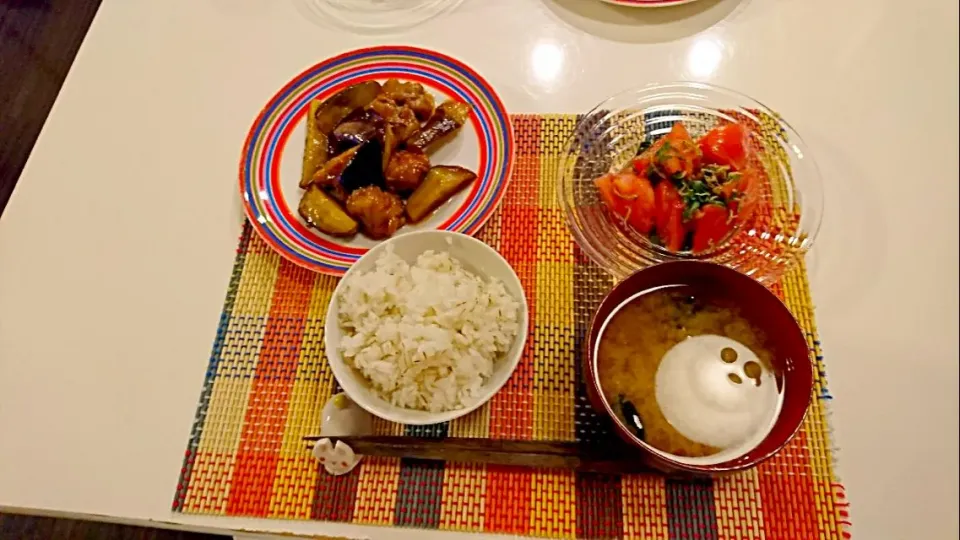 今日の夕食 豚肉となすの黒酢煮、トマトと大葉のポン酢和え、麦ご飯、玉ねぎとわかめの味噌汁|pinknari🐰🌈さん