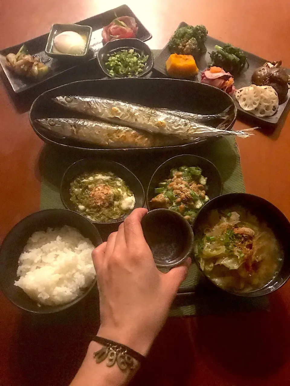 Snapdishの料理写真:Today‘s Dinner🍴前菜･椎茸としめじのﾄﾘｭﾌ塩ﾊﾞﾀｰ炒め･ﾌﾞﾛｯｺﾘｰの胡麻和え･蓮根の金平･春菊の海苔和え･ﾚﾃﾞｨｻﾗﾀﾞと赤いお野菜のﾏﾘﾈ･秋刀魚の塩焼き･ｵｸﾗ納豆･大和芋めかぶ･白飯･ｷｬﾍﾞﾂたっぷり豚汁|🌈Ami🍻さん