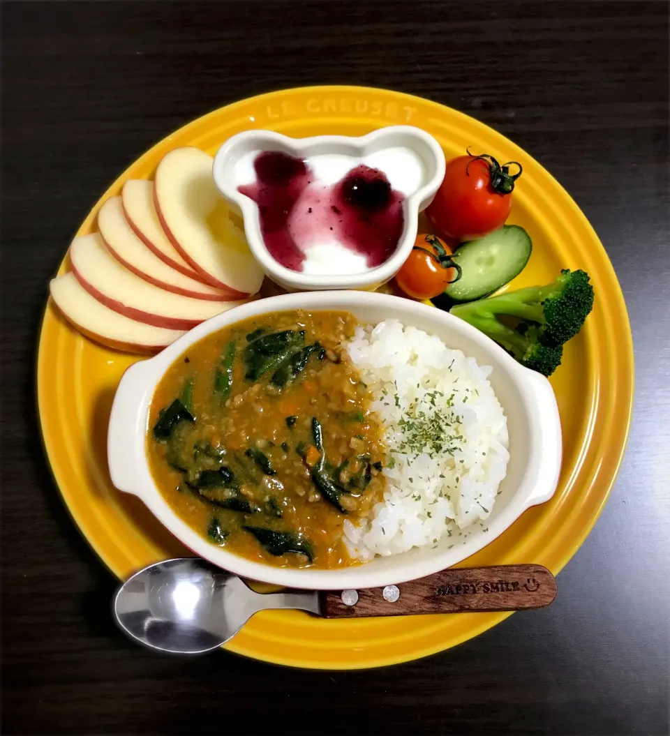 Snapdishの料理写真:1/16❁息子 夜ごはん🌟
ほうれん草キーマカレー🍛
(ほうれん草・玉ねぎ・人参・エリンギ・しめじ・挽肉・星の王子さまカレーのルー・牛乳)
キュウリ🥒
ブロッコリー🥦
プチトマト🍅
ブルーベリーヨーグルト
りんご🍎|つんさん