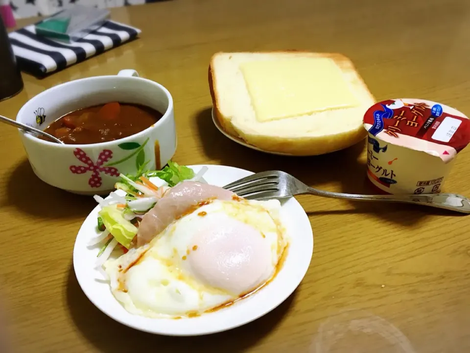 Snapdishの料理写真:カレーで朝ごはん #残り物をちょちょいと|友美さん