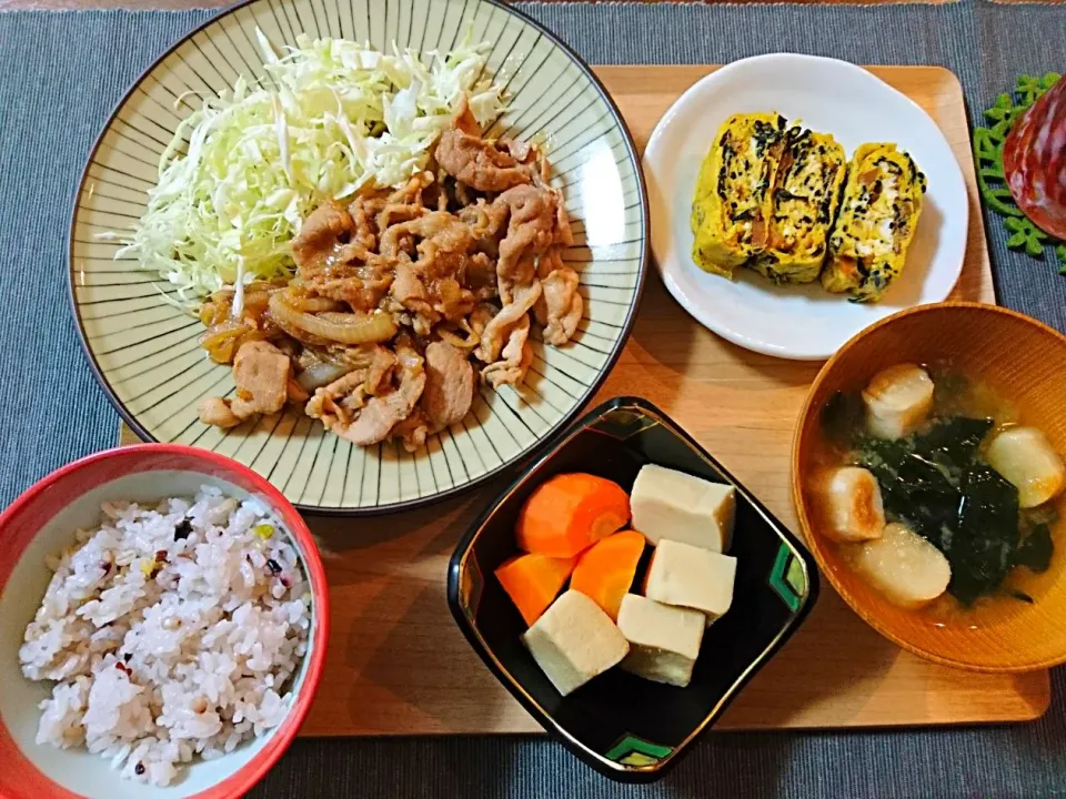 生姜焼き、高野豆腐の含め煮、ひじき煮入り卵焼き、味噌汁、三十穀米|おむすびさん