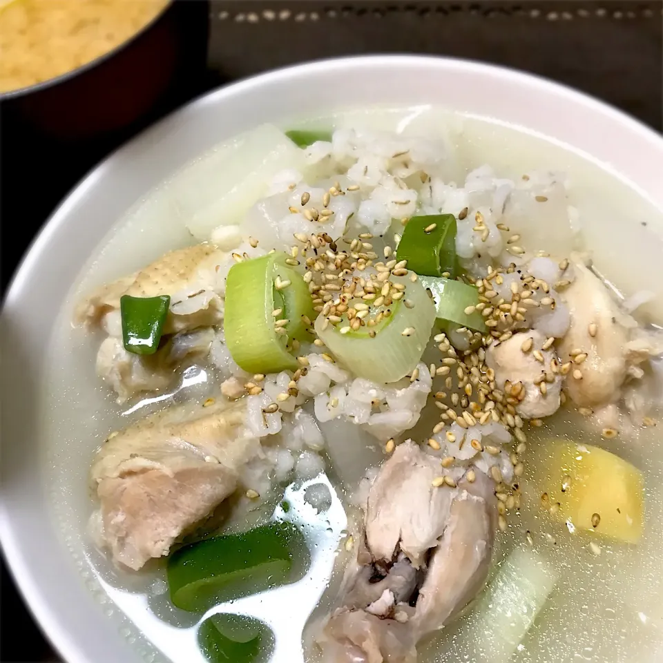 鶏手羽元と もち麦の参鶏湯風|&しーさん