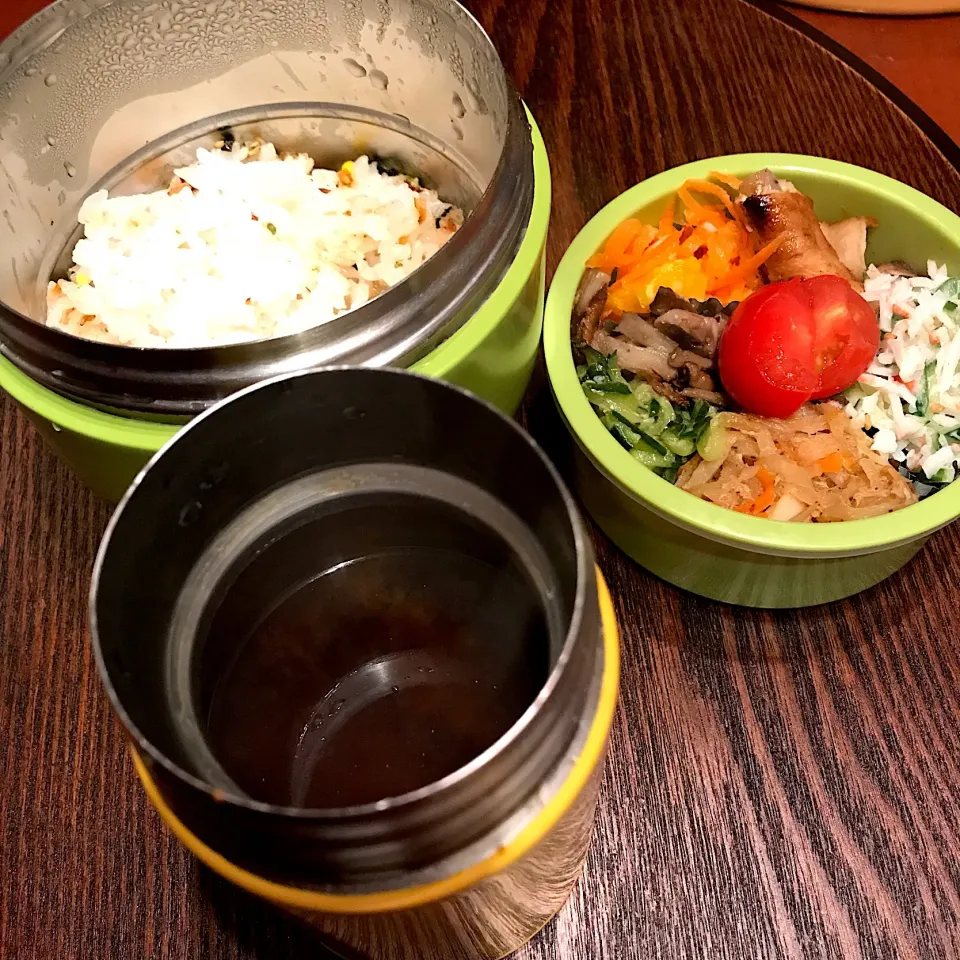 今日のお弁当🍱
雨の1日になりそう
茄子とえのきの赤だし
いっぱい野菜とってね🥕🥒
足下悪いけど
気をつけていってらっしゃい👋|mokoさん