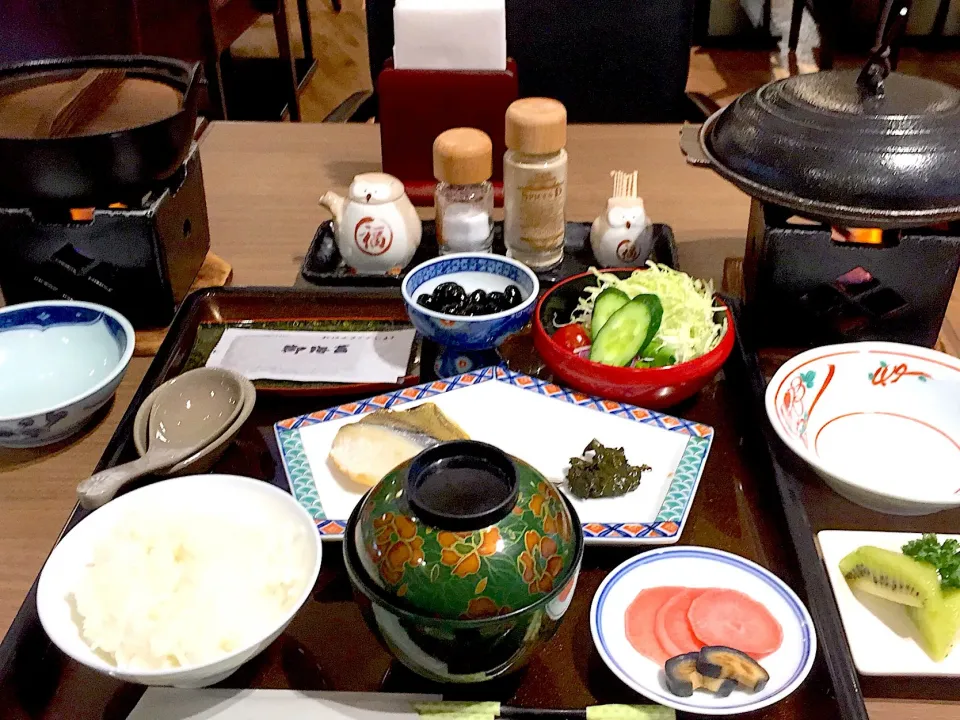 佐野温泉 豪華な朝食 右卵焼き 左湯豆腐|ゆかりすさん