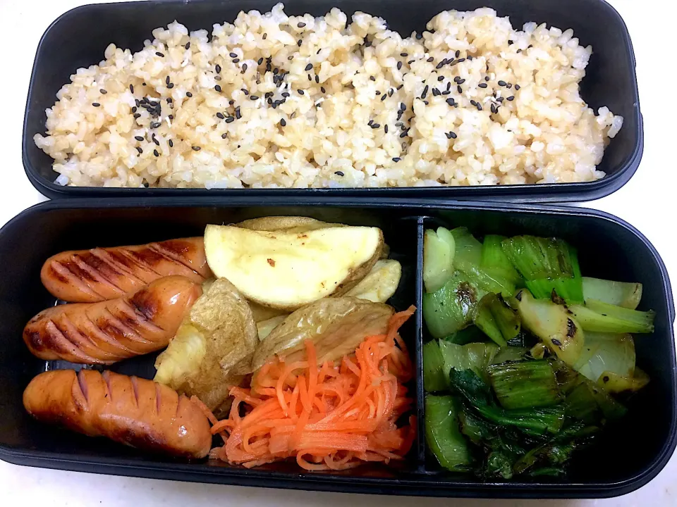 #今日のお弁当 ソーセージ、フライドポテト、人参の甘酢漬、青梗菜のナンプラー炒め|Victoryageさん