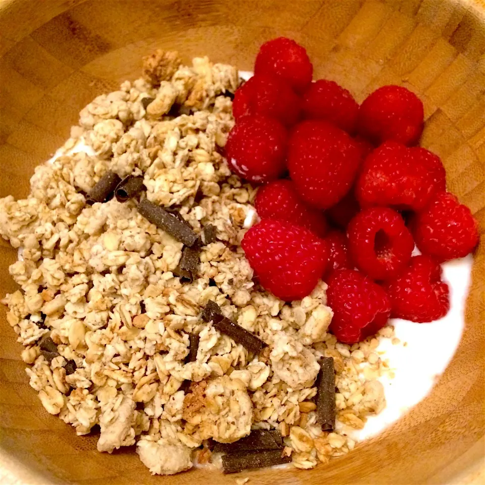 Soy yogurt, granola, and rasberries 😋|MissYumYumさん