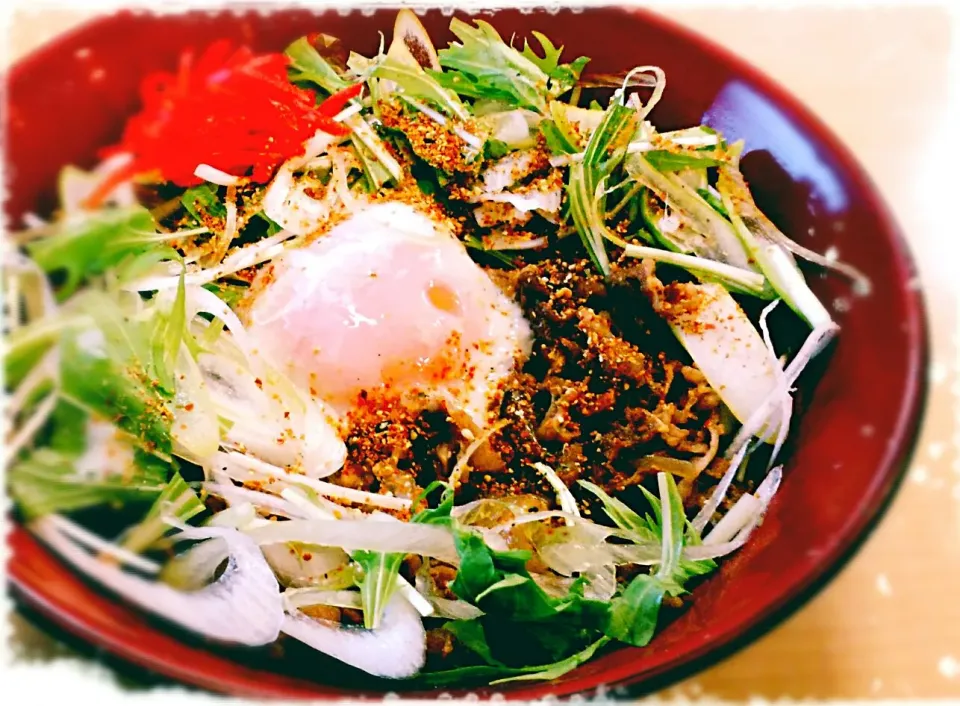 Snapdishの料理写真:ほんじつのまかない・日替りA定食の牛丼～温玉付～|のも💛さん