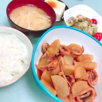 Snapdishの料理写真:18.01.14  #dinner 
（ menu ）
#まっしろごはん 
#イカ大根
#ちくわの磯辺揚げ #ミニトマト
#冷や奴
#えのきと油揚げとネギの味噌汁

 #家庭料理  #一汁三菜|MOMOCHiNさん