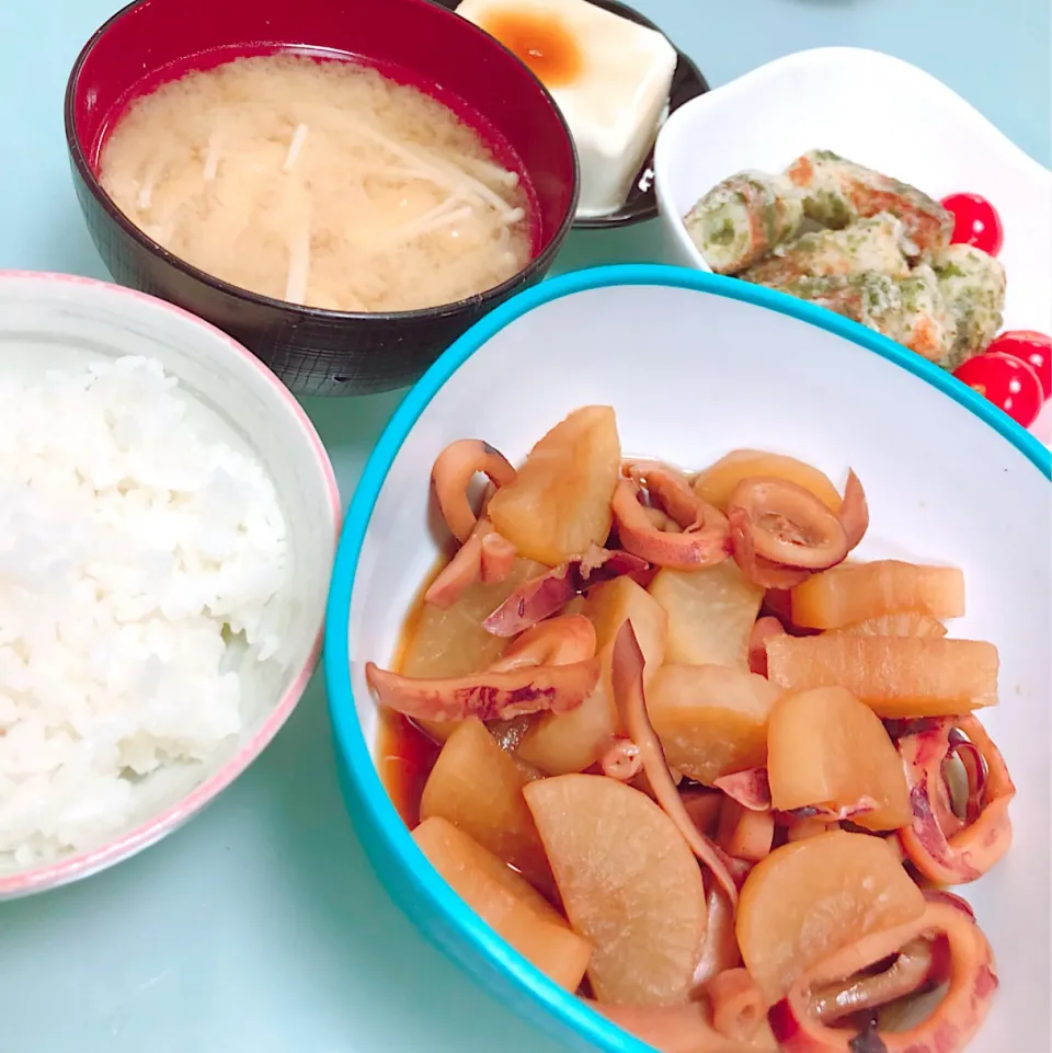 18.01.14  #dinner 
（ menu ）
#まっしろごはん 
#イカ大根
#ちくわの磯辺揚げ #ミニトマト
#冷や奴
#えのきと油揚げとネギの味噌汁

 #家庭料理  #一汁三菜|MOMOCHiNさん