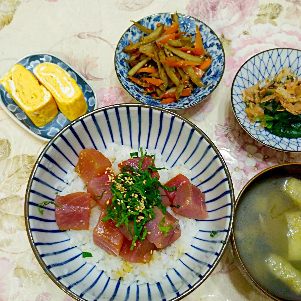 2018.1.17（水）
鉢まぐろぶつ切りで鉄火丼
玉子焼
ほうれん草のお浸し
きんぴらごぼう
なすとしめじの味噌汁|たえさん