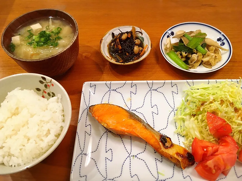 1/17 夕飯♪ 焼き鮭 小松菜と油揚げの煮浸し  ひじき煮付  豚汁|ikukoさん