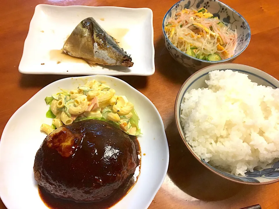 チーズハンバーグ  サバ生姜煮  マカロニサラダ  春雨の酢の物  聖護院大根と揚げの炊いたん🎶

今日は仕事が落ち着いたので  晩御飯もしっかり作れた‼️
久しぶりにBigなチーズバーグを👍|みゆさん