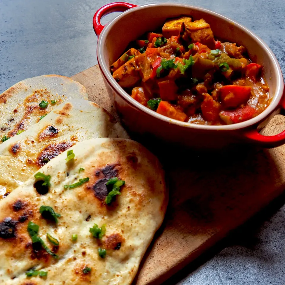 Masala tofu vegetables with homemade garlic naan bread|Misstyさん