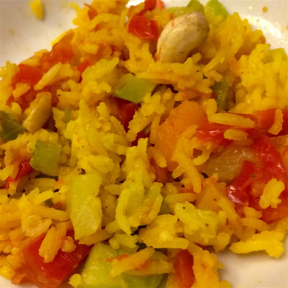 Snapdishの料理写真:Turmeric rice and veggies 😋|MissYumYumさん