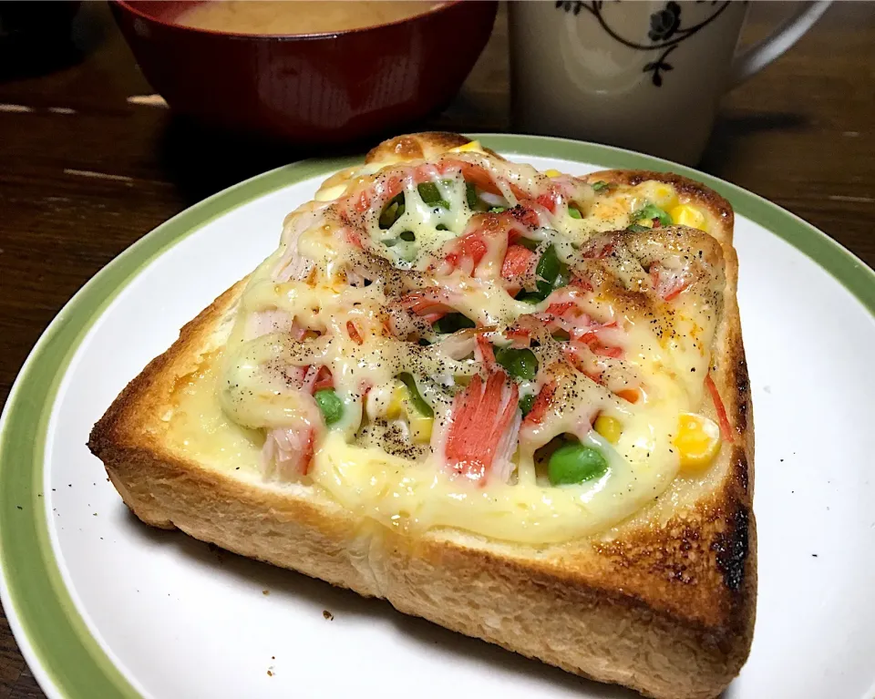 朝ごはん☀️🍽
カニカマとオクラのマヨトースト🍞
ソイラテ
揚げの味噌汁|ぽんたさん