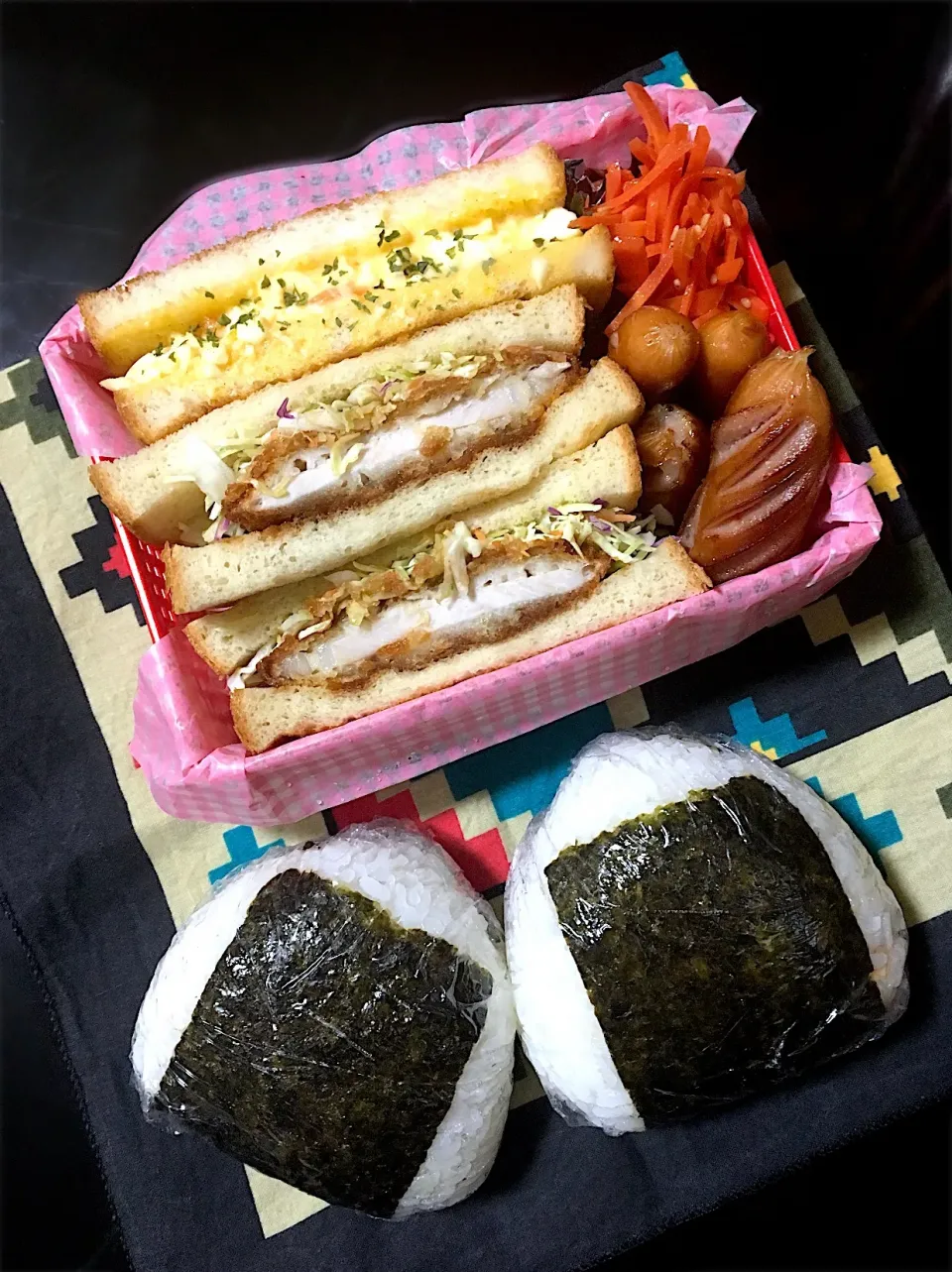 あべこべ弁当

サンドイッチに おにぎり２つ
今日のスープはコーンスープ

いったい何が作りたかったんだ🤔








元八|にゃおさん