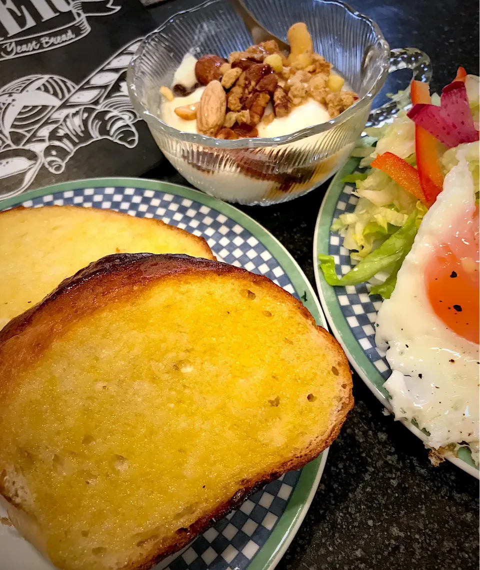 昨夜友人が届けて入れた
横浜エリスマン邸のしょうゆパンＤＥ
朝ごパン🍞🥗|シュトママさん