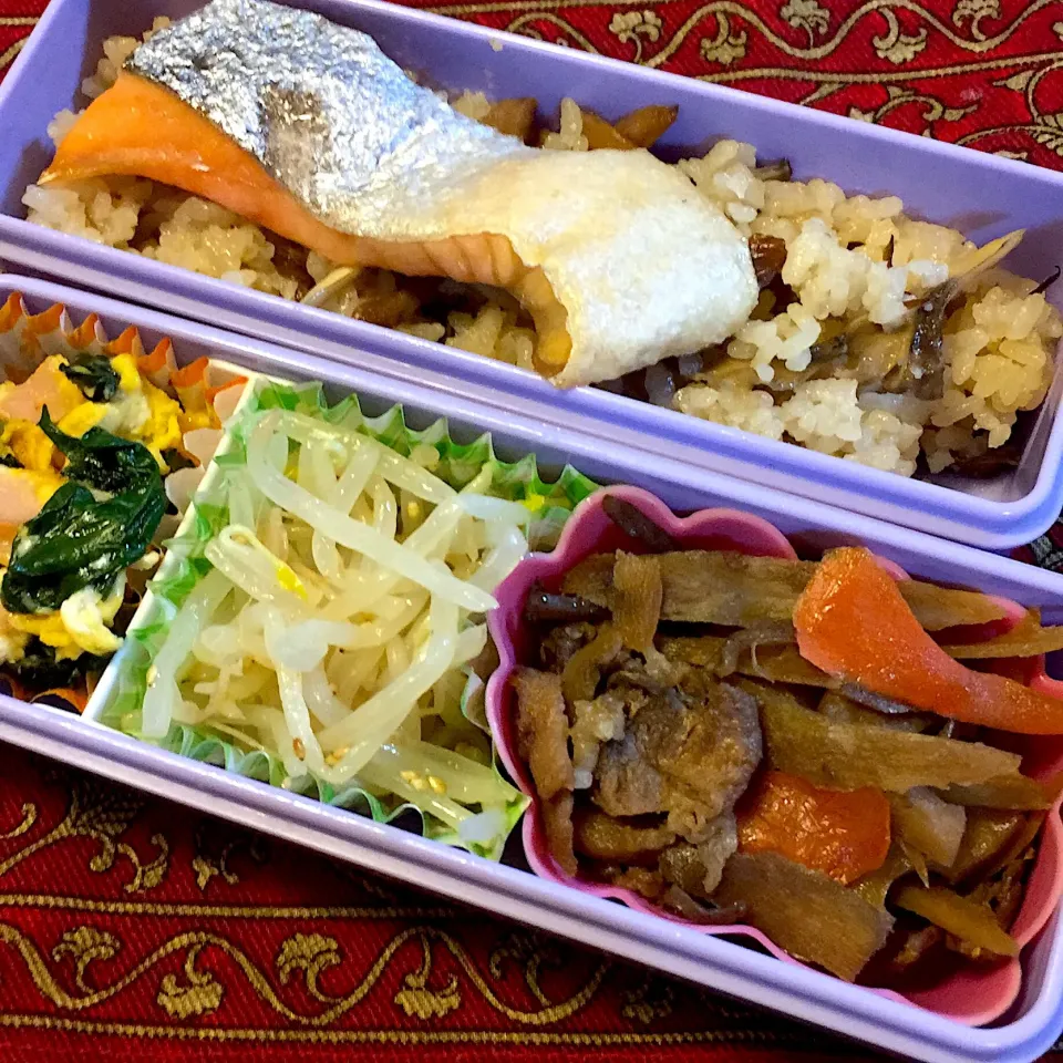 牛肉とと牛蒡の炒め物と、もやしのナムルと、ほうれん草の卵とじと、焼き鮭弁当|もえさん