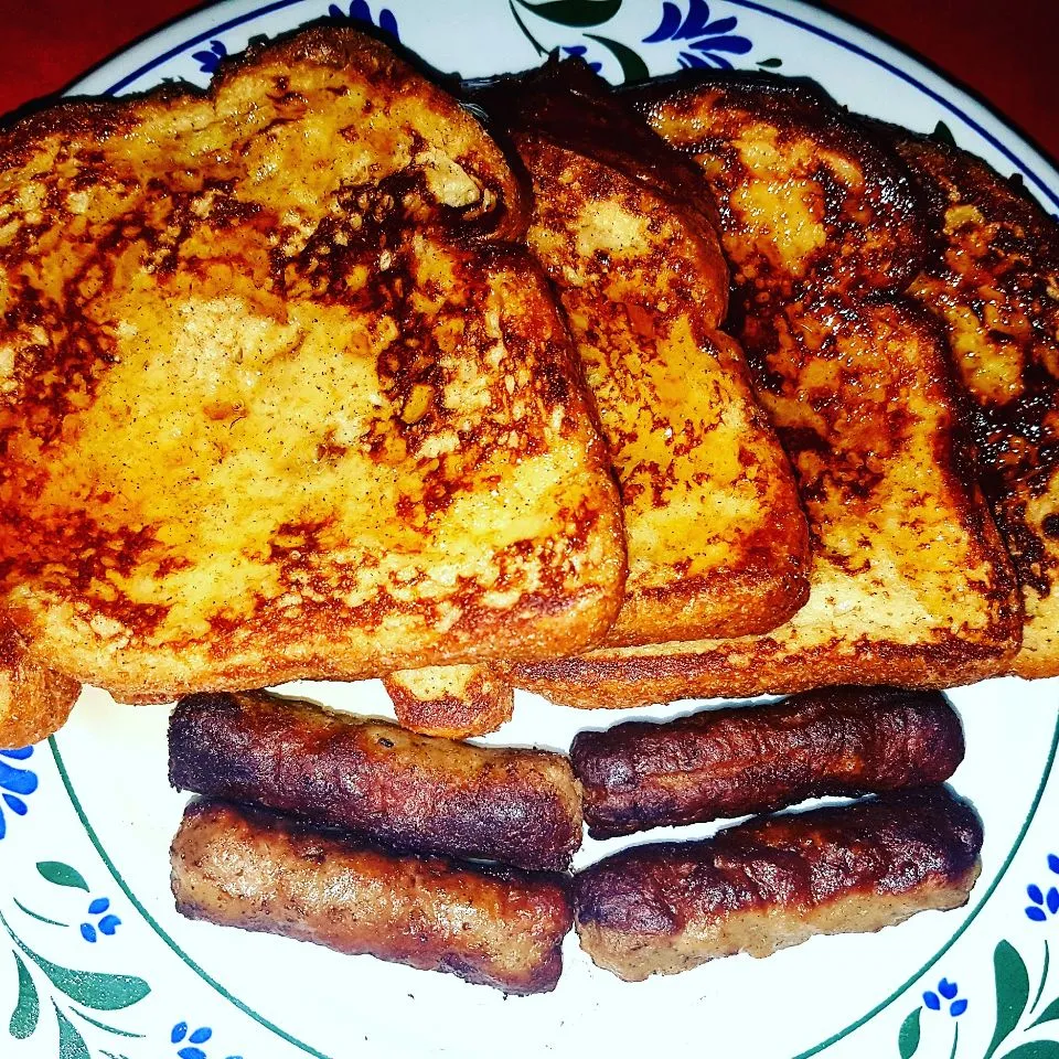 Hot Whole Wheat French Toast with Sausage Links.|Juan Simmsさん