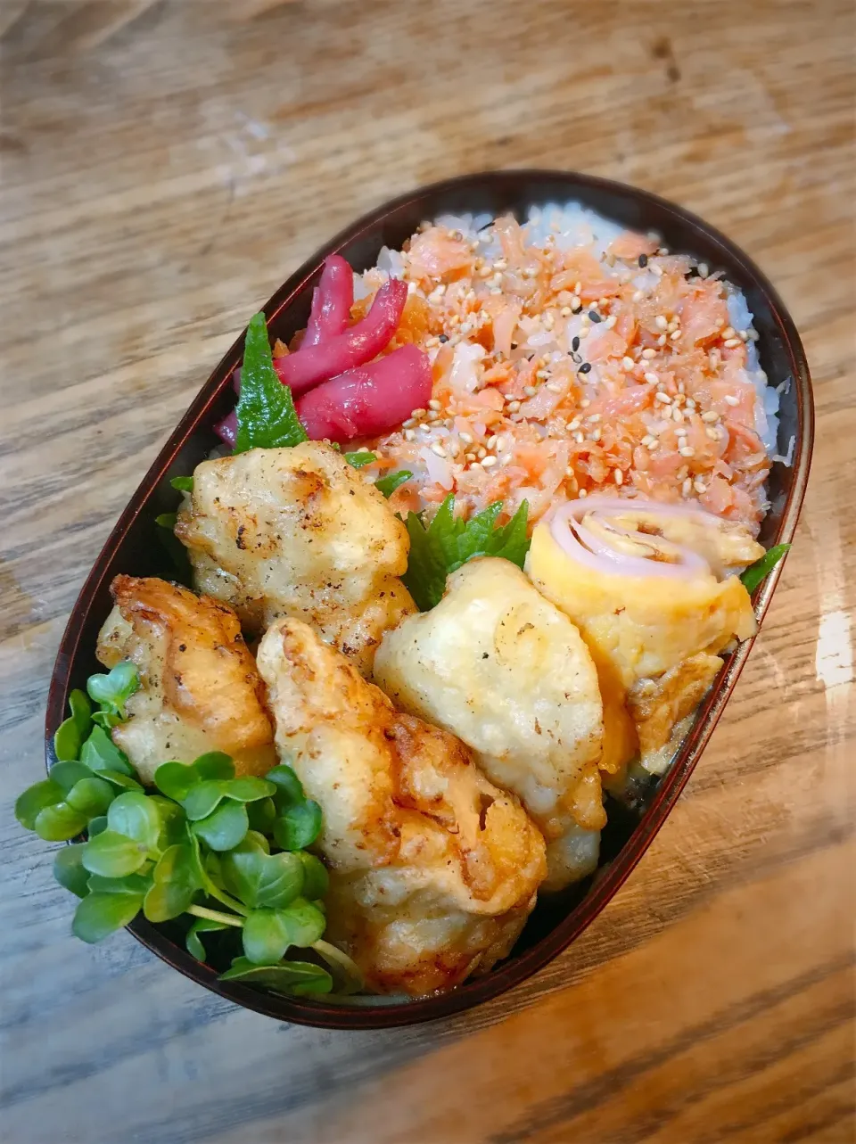 Snapdishの料理写真:akiさんの料理 今日のお弁当
・キノコの炊き込みご飯
・シャケハラス
・だし巻き
・ほうれん草とベーコンの炒め物|akiさん