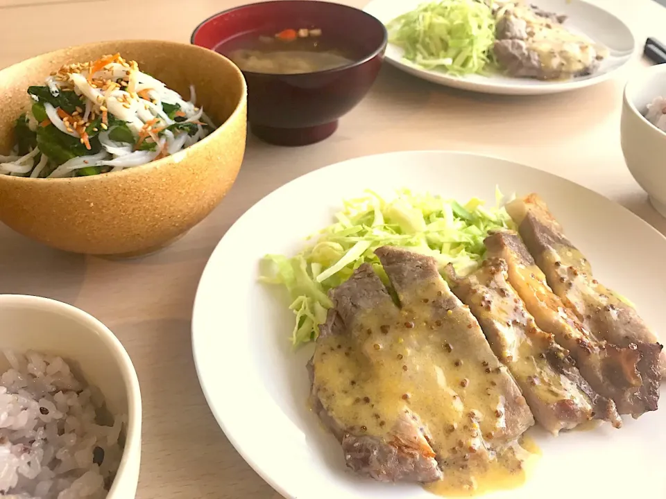 Snapdishの料理写真:ちゃーさんの料理 豚ヒレ肉のマスタードマヨ焼き( ´∀｀)を豚ロースで🐷|SnapdishJPさん