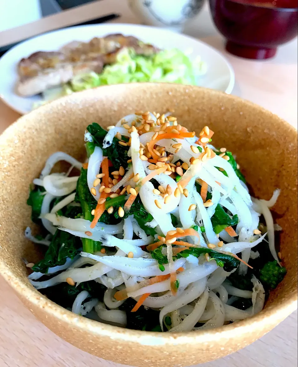 Snapdishの料理写真:きゅうちゃんさんの料理 サクラの葉白魚と菜の花あえ💚を釜あげ白魚で🐟|SnapdishJPさん