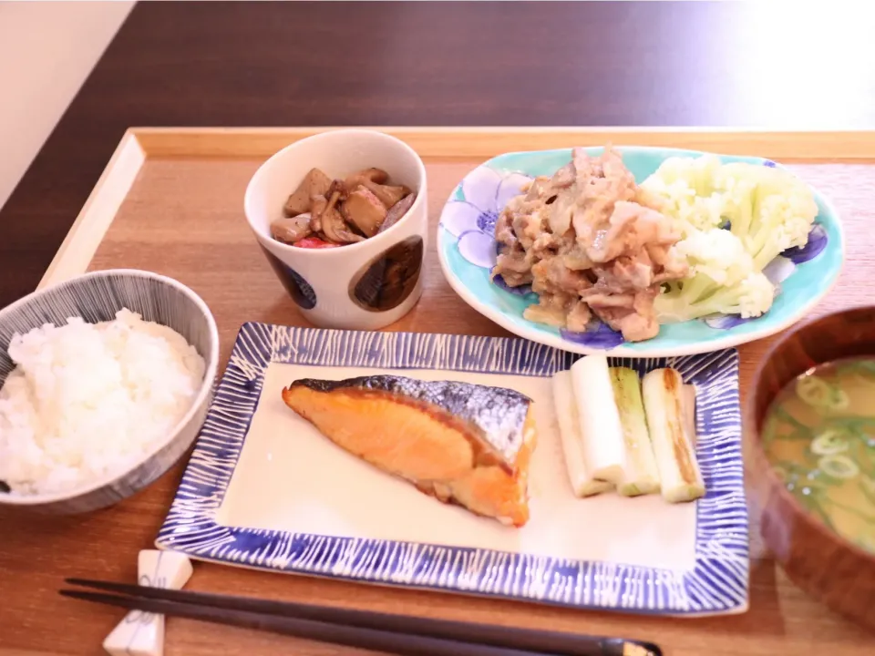 焼き鮭
生姜焼き
カリフラワー
根菜の煮物
お味噌汁|NAKATAさん