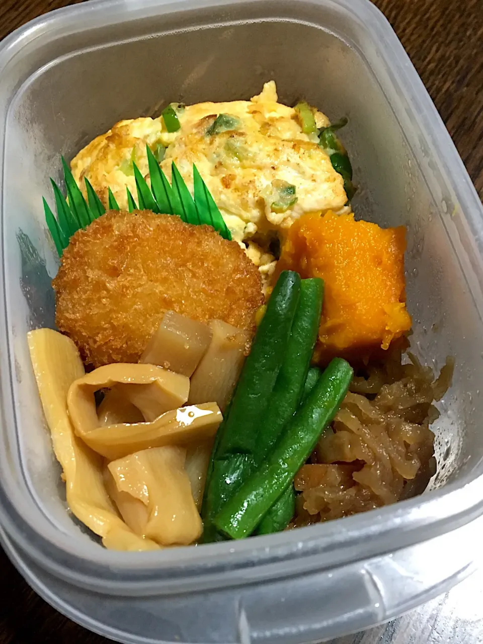 Snapdishの料理写真:昼ごはん🌞😋
お弁当🍱＆ローソンのおにぎり（和風ツナマヨ、わかめごはん）|ぽんたさん