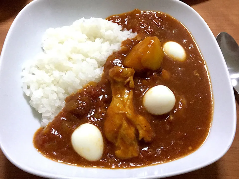 トマトカレー🍛on うずら🥚|くーさんさん